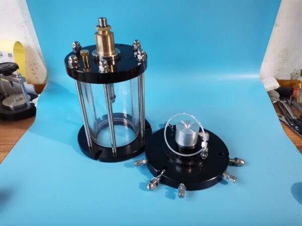 トライアキシャル圧力室（土試料の容器）	φ38 / 50 / 70 / 100 mm